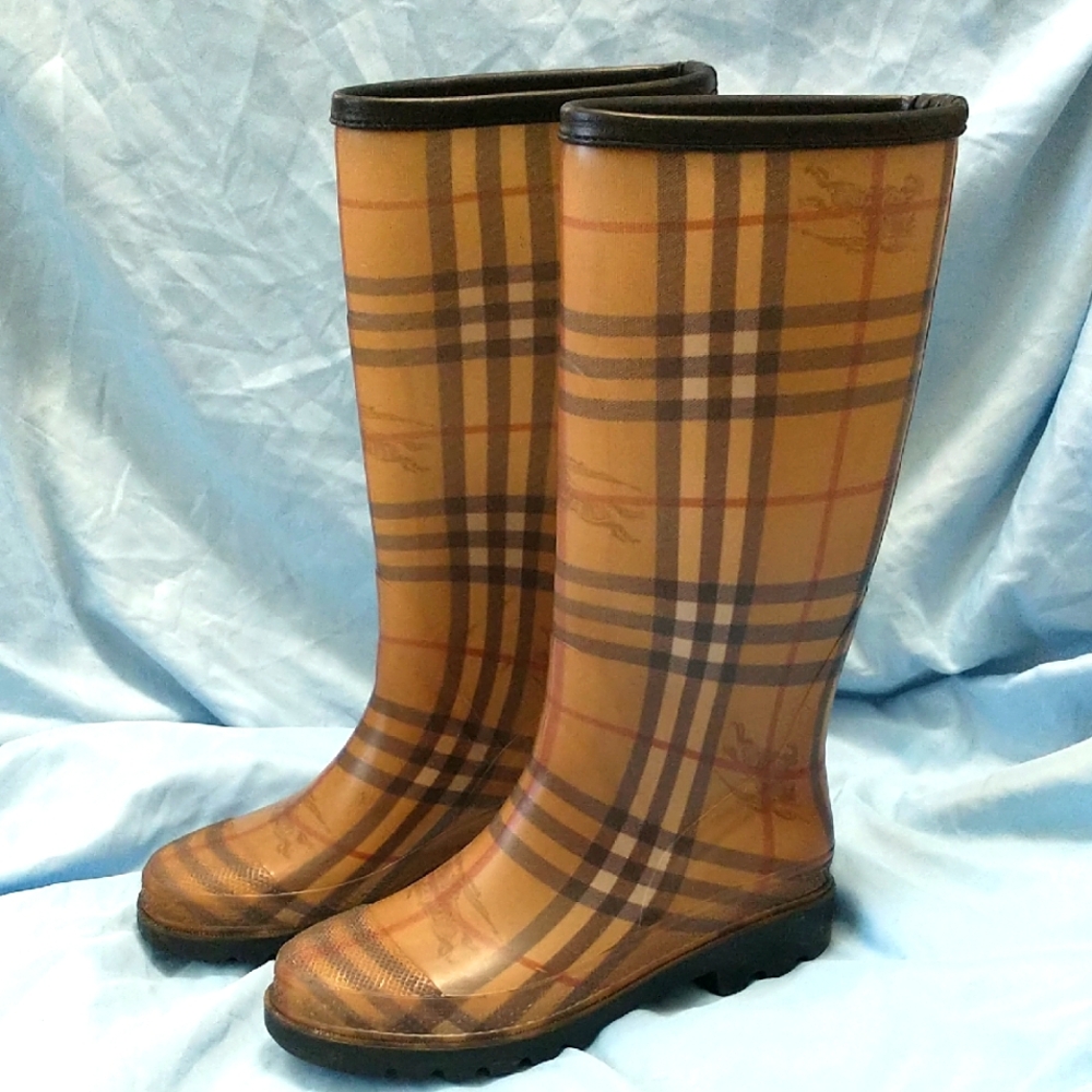 💯 Authentic Burberry Tan and Brown Checkered Rain Boots. (Size/37)